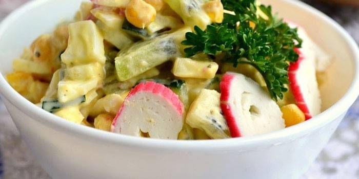 Insalata di bastoncini di granchio, mais e kiwi