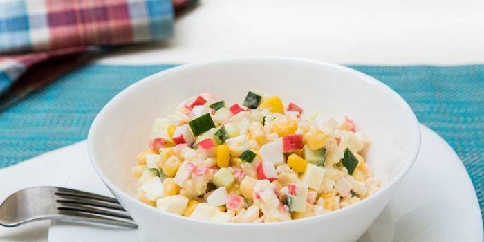 Piatto con bastoncini di granchio insalata con mais