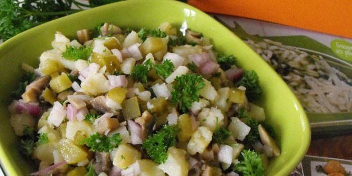 Салата с кромпиром и киселим печуркама