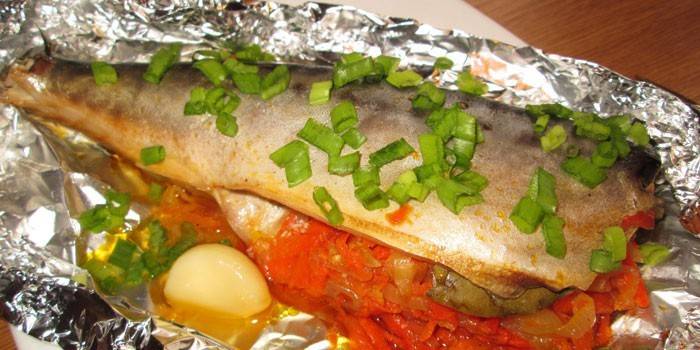 Caballa al forn amb pastanaga i all