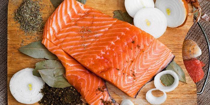 .Salmon vermeden önce bir kesme tahtası üzerinde