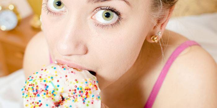 La ragazza mangia la ciambella