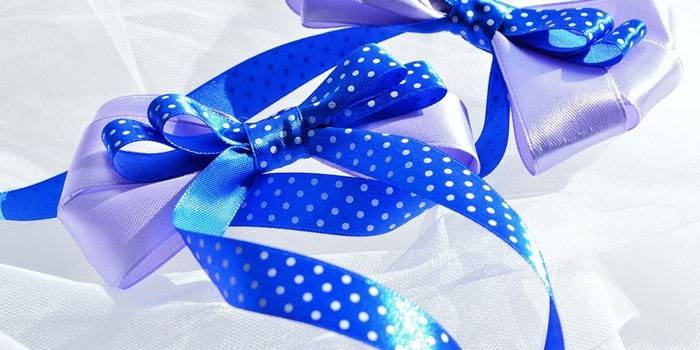İnce ve geniş şeritlerden iki renkli yaylar