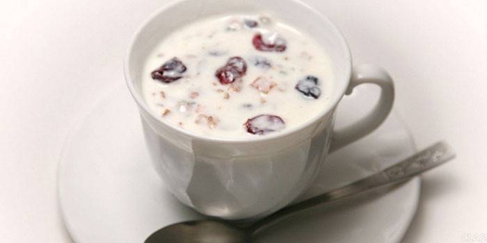 Kefir con prugne secche in una tazza