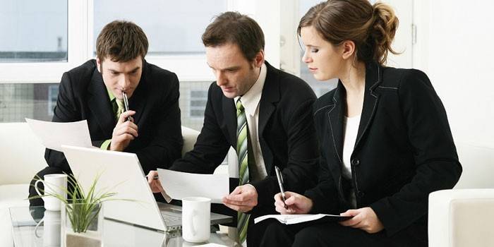 Mulher e homens no escritório no trabalho