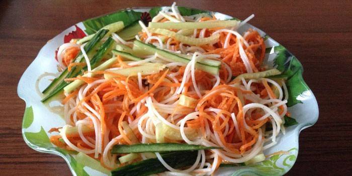 Koreanischer Karotten-, Gurken- und Pilzsalat