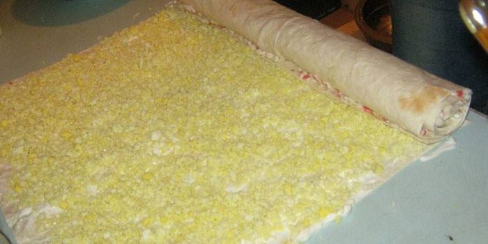 Rollo de lavash con ensalada de mimosa