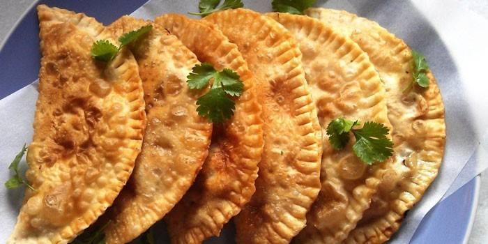Bánh rán đã sẵn sàng trên đĩa