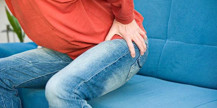 Un homme est assis sur un canapé