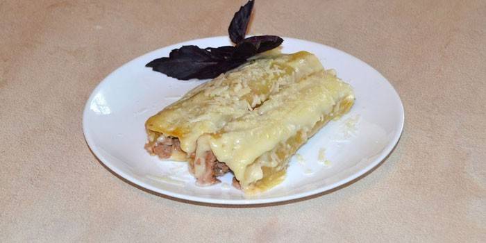Mit Hackfleisch gefüllte Cannelloni in Bechamelsauce