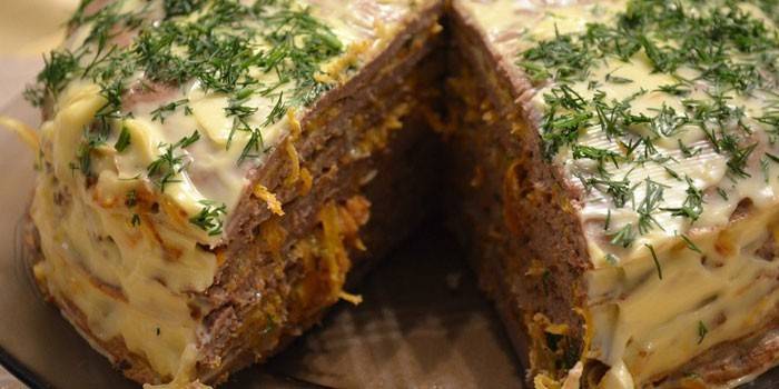 Leberkuchen und eine Schicht Gemüse mit saurer Sahne
