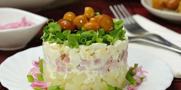 Сервирање лиснате салате са медом и шунком