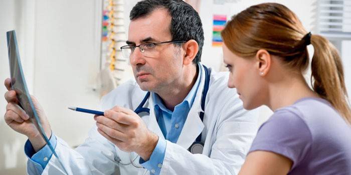 Les médecins décrivent le patient une radiographie