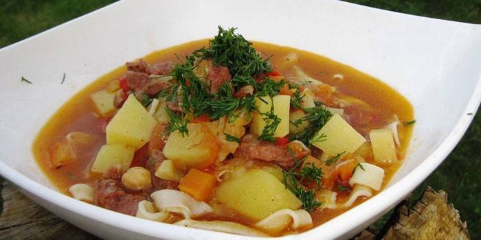 Lagman com batatas e cordeiro em um prato