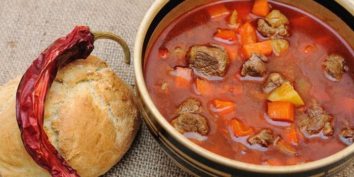 Magyar gulyás, kenyér és chili
