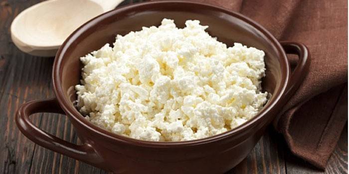Fromage cottage dans une casserole