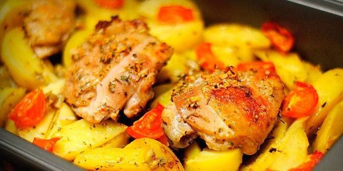 Keptos vištienos šlaunelės su bulvėmis ir pomidorais