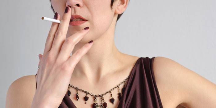 Mergaitė su cigarete
