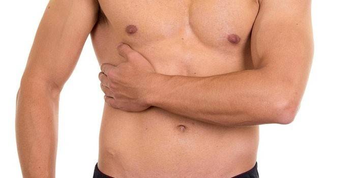 L'homme a des douleurs dans l'hypochondre