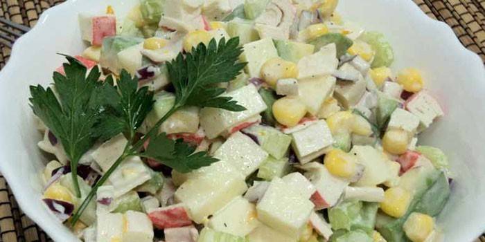 Ensalada de palitos de aguacate y cangrejo