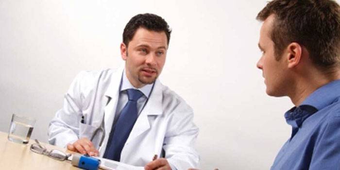 O cara na consulta do médico