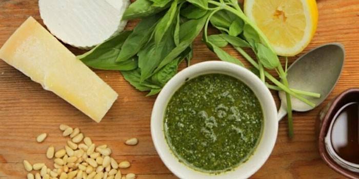 Pesto mērce, priežu rieksti, siers, baziliks un citrons