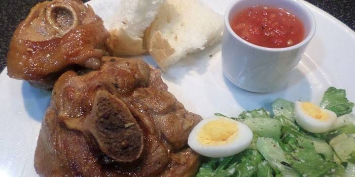 Medalhões de perna de peru com molho e salada