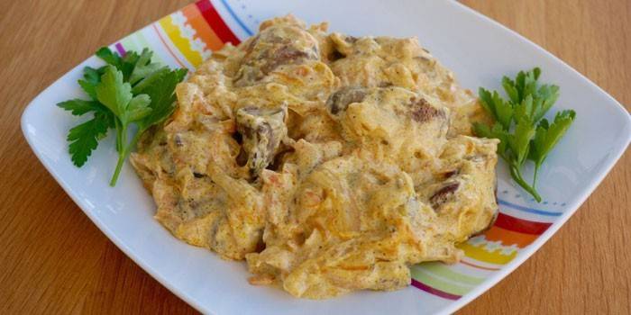 Fetge de pollastre en una salsa de crema agria amb cúrcuma en un plat