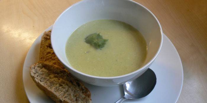 Puree polievka s brokolicou a zeleninou na tanieri