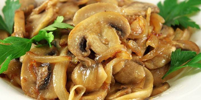 Mit Zwiebeln gebratene Champignons