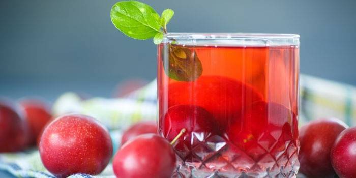 ein glas pflaumenkompott und pflaume
