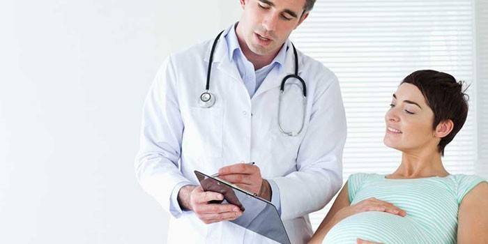 Medic neuvoo raskaana olevaa naista