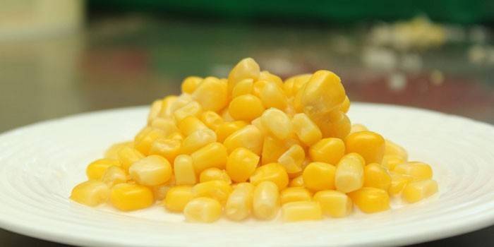 ข้าวโพดกระป๋องบนจาน