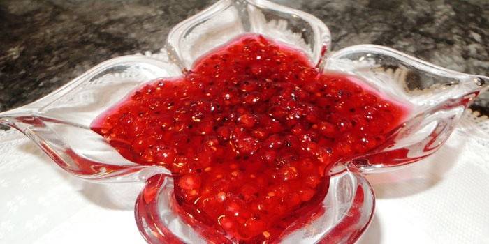 Confiture de groseille dans un vase