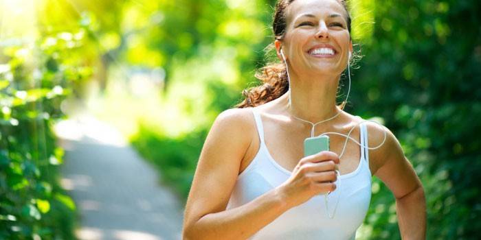 Ragazza corre nel parco