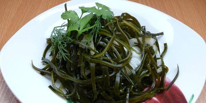 Insalata di alghe e cipolla su un piatto