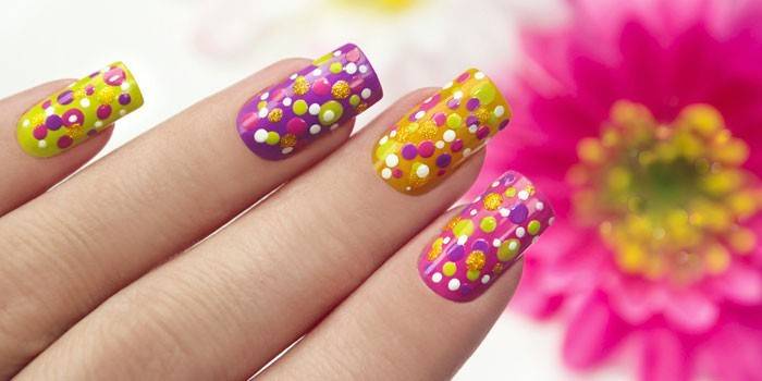 Manicure a pois colorati