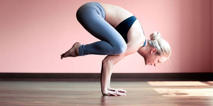 Yoga yapıyor kız