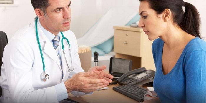 Donna all'appuntamento del medico