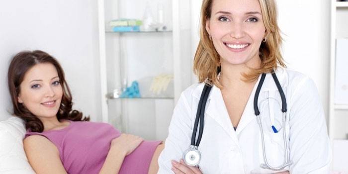 Hamile kadın ve doktor