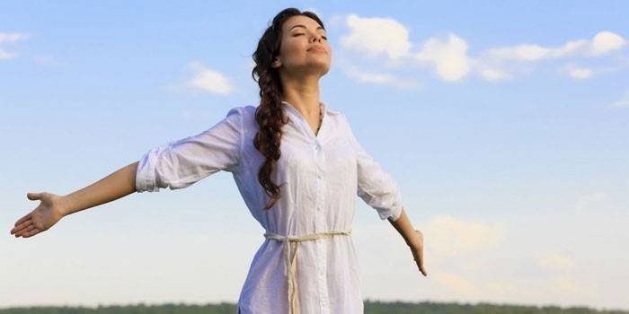 La ragazza medita in natura