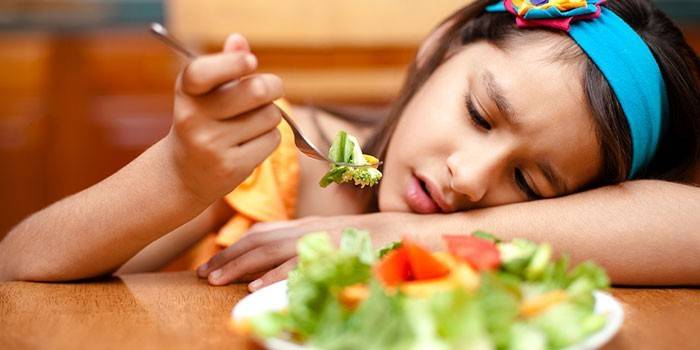Ragazza che mangia insalata