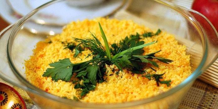 Ensaladera con ensalada de mimosa preparada