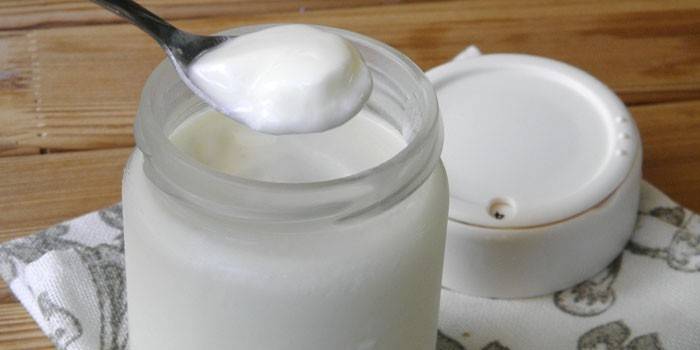Listo yogurt en un frasco