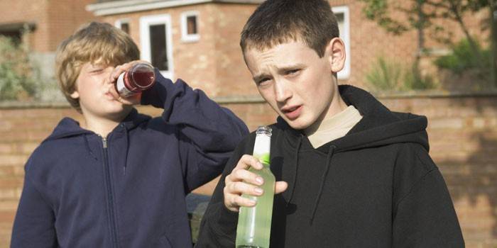 Adolescentes estão bebendo coquetéis alcoólicos.