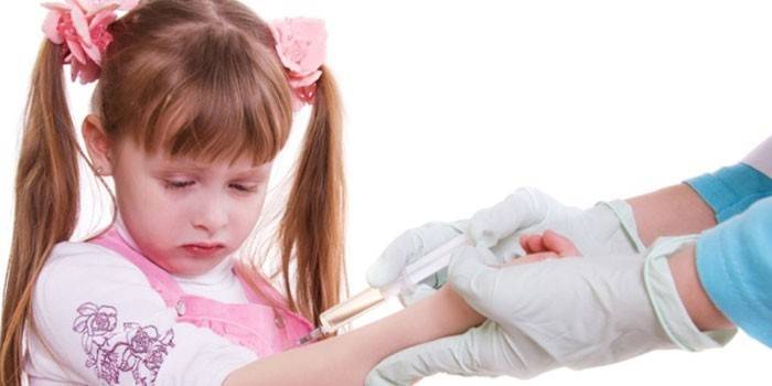 La niña es vacunada