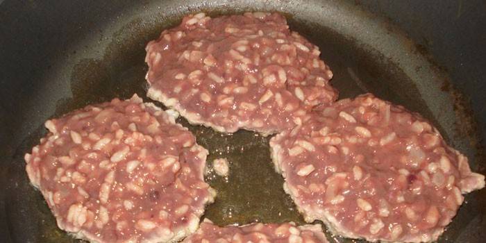Leberpfannkuchen mit Reis in einer Pfanne