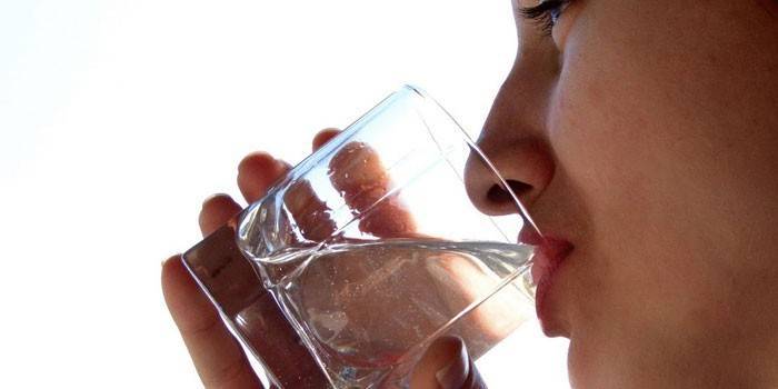 Mujer bebe agua