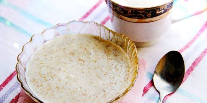 Mingau de leite de farelo de aveia em um prato