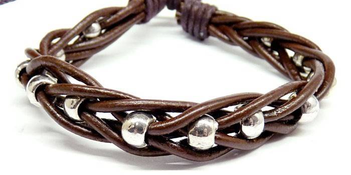 Pulseira de couro com miçangas